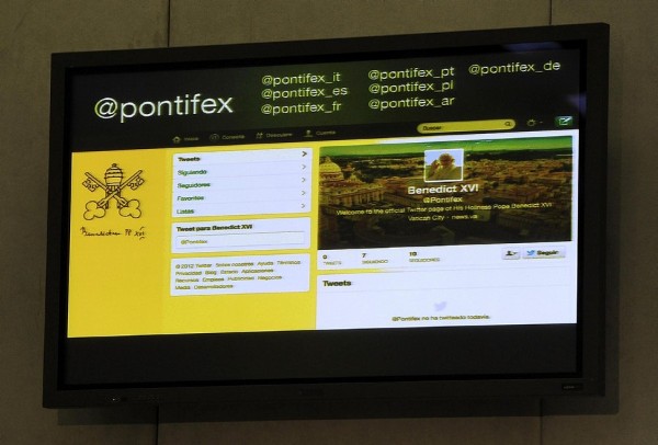 Una pantalla en la sala de prensa del Vaticano muestra la cuenta Twitter del papa Benedicto XVI.