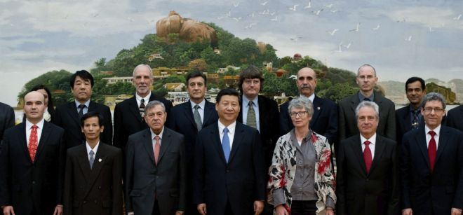 El nuevo secretario general del Partido Comunista de China (PCCh), Xi Jinping (primera fila - c), posa junto a expertos extranjeros.