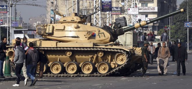 Un tanque del ejército egipcio en las inmediaciones del Palacio Presidencial.