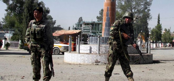 Soldados afganos inspeccionan el lugar del atentado con bomba contra soldados de la misión de la OTAN en Afganistán.