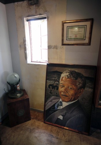 Un retrato de Mandela es expuesto en una de las estancias de su casa, ahora museo, en Soweto, Johannesburgo.