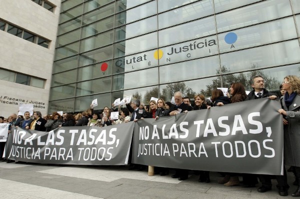Varias decenas de jueces y fiscales se han concentrado ante las puertas de la Ciudad de la Justicia de Valencia para protestar contra la aplicación de las tasas judiciales.