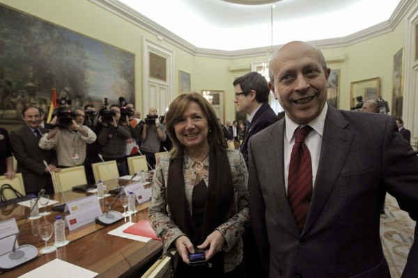El ministro de Educación, José Ignacio Wert (d), junto a la secretaria general de Enseñanza de Cataluña, María Jesús Mier.