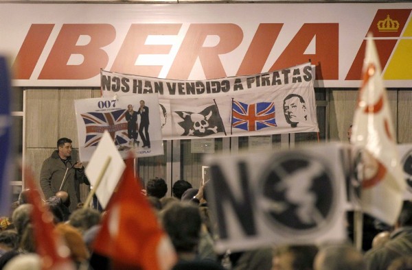 Algunas de las pancartas desplegadas en la manifestación convocada esta tarde en Madrid.