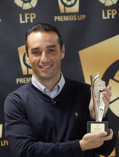 El técnico del Deportivo de La Couña, José Luis Oltra, posa con el premio de la Liga de Fútbol Profesional (LFP) de la temporada 2011-2012 al mejor entrenador de la Liga Adelante.