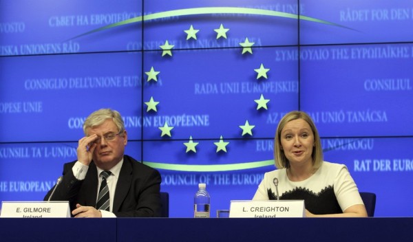 El ministro de Asuntos Exteriores irlandés, Eamon Gilmore (i), y la ministra irlandesa de Asuntos Europeos, Lucinda Creighton, ofrecen una rueda de prensa para presentar las prioridades de la presidencia de turno de Irlanda en la Unión Europea.