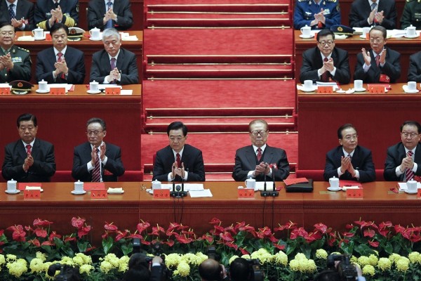(i-d) El máximo líder del Poder Consultivo, Jia Qinglin; el presidente del Legislativo chino, Wu Bangguo; el presidente de China, Hu Jintao; el expresidente Jiang Zemin, el primer ministro, Wen Jiabao, y el jefe de propaganda del Partido Comunista, Li Changchun, aplauden durante la ceremonia de clausura del XVIII Congreso del Partido Comunista (PCCh).