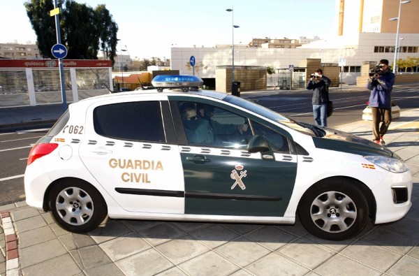 Los dos detenidos por el secuestro y la muerte de una bebé de 16 meses en Almería, el autor confeso del crimen y un amigo que podría haberle encubierto, llegan a la Ciudad de la Justicia de Almería en sendos coches de la Guardia Civil.