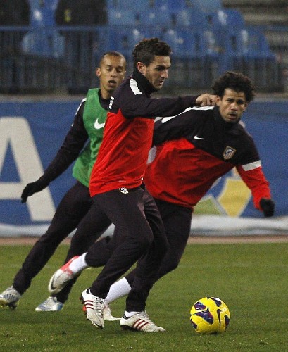Los jugadores del Atlético de Madrid Joao Miranda (i) Jorge Resurrección (Koke) (c) y Diego Costa (d) durante el entrenamiento.