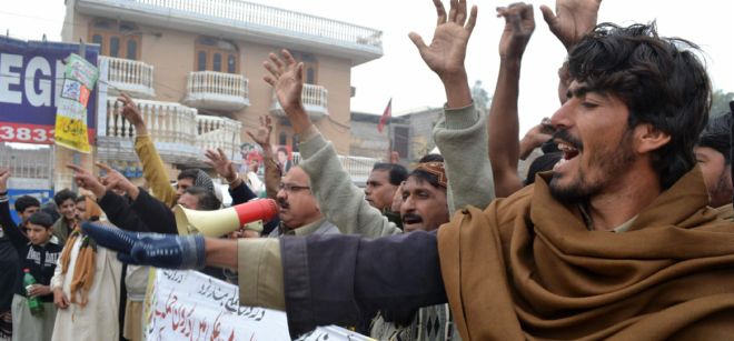 Varias personas participan en una manifestación contra el ataque con aviones no tripulados estadounidenses contra la región tribal de Waziristán del Sur.