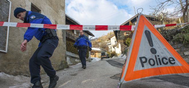 Varios policías suizos investigan en la localidad de Daillon (Suiza).