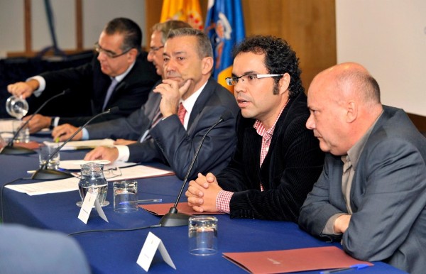 Juan Jesús Arteaga (d) durante la firma de una actualización del Pacto por la Economía y el Empleo