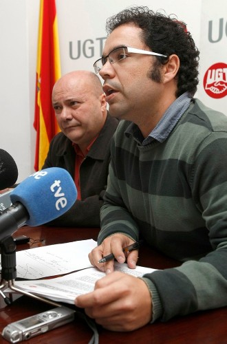 Gustavo Santana (d) durante una rueda de prensa.