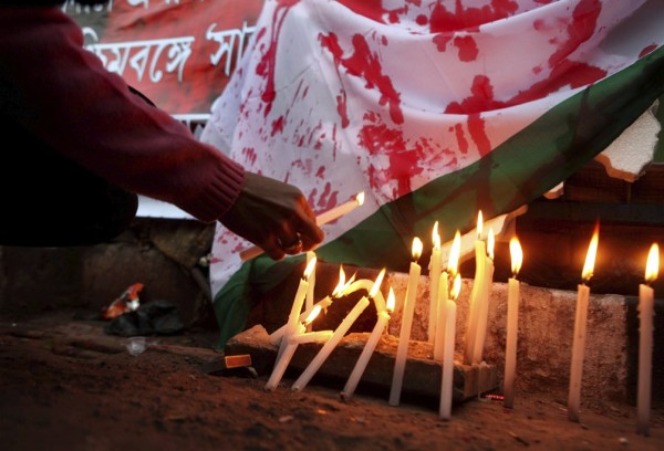 Una manifestante enciende una vela durante una protesta en contra de la salvaje violación de la joven universitaria en Calcuta (India.