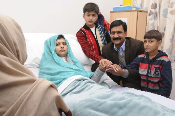 Malala Yousafzairodeada por sus padres y hermanos en el hospital Queen Elizabeth de Birmingham, Reino Unido. 
