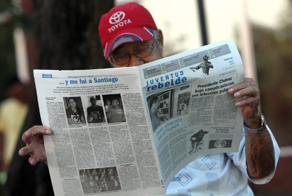 Un hombre lee hoy, viernes 4 de enero de 2012, en La Habana (Cuba), el diario oficial Juventud Rebelde, que publica en su portada una información ofrecida ayer por el gobierno de Venezuela sobre el estado de salud del presidente venezolano Hugo Chávez.