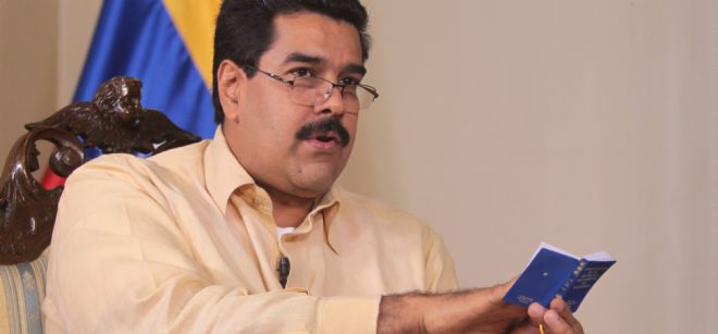 Fotografía cedida por prensa de Miraflores de una entrevista al vicepresidente venezolano, Nicolás Maduro, en Caracas (Venezuela).