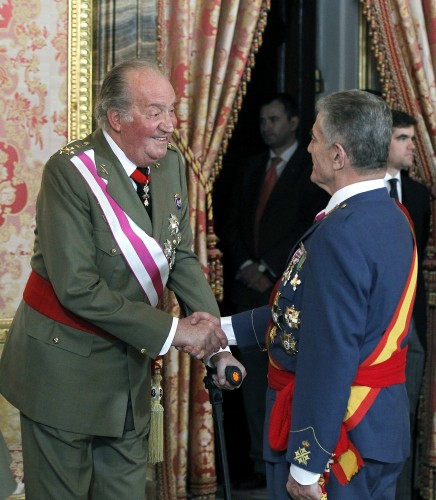 El Rey Juan Carlos saluda al jefe de Estado Mayor del Ejército del Aire, el general Francisco Javier García Arnaiz (d), en la sala Gasparini del Palacio Real, donde ha saludado a la cúpula militar y otros representantes militares, durante la celebración solemne de la Pascua Militar.