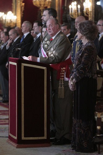 El Rey Juan Carlos, junto a la Reina Sofía y los Príncipes de Asturias, durante su discurso hoy en el salón del Trono del Palacio Real, donde ha tenido lugar la ceremonia solemne de la Pascua Militar, en el que ha subrayado que la crisis económica actúa como 