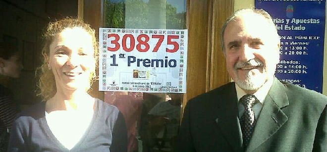 Angélica Segovia, responsable de la Administración de Lotería, y Luis de Montis, delegado de Loterías y Apuestas del Estado en Santa Cruz de Tenerife