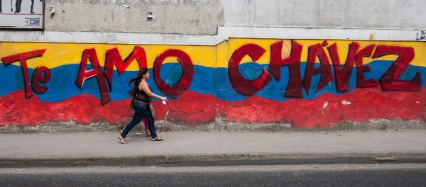 Un transeúnte camina frente a un grafiti del presidente Hugo Chávez en Caracas.