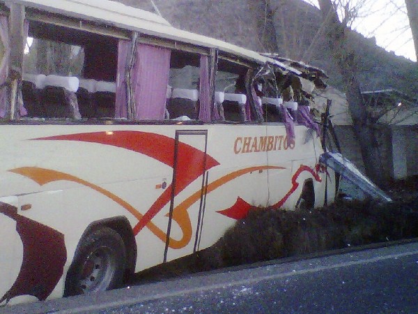 Fotografía facilitada por el Consorcio Provincial de Bomberos del estado en el que ha quedado el autobús escolar.