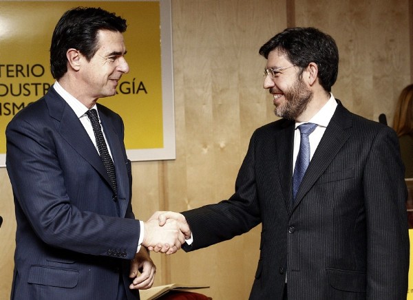 El ministro de Industria, Energía y Turismo, José Manuel Soria (i), felicita al nuevo secretario de Estado de Energía, Alberto Nadal.