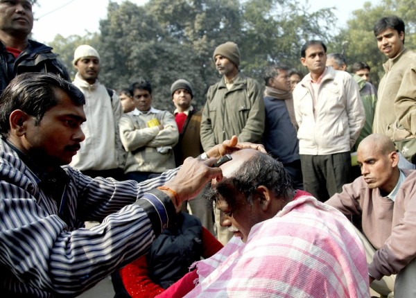 Una ctivista se rapa la cabeza en protesta por la brutal violación de la estudiante en la ciudad de Nueva Delhi (India).