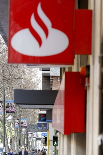 Logotipo de una oficina del Banco Santander con otro de Banesto al fondo.