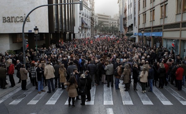 Unos 700 empleados de Bankia se han concentrado esta tarde ante la sede central de Bancaja en Valencia.