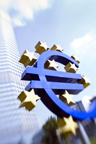 Vista de la escultura del euro, delante de la sede del Banco Central Europeo (BCE), en Fráncfort del Meno (Alemania.