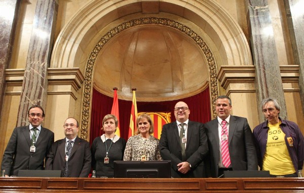 Mesa del Parlament de Cataluña:(De i a d) Josep Rull (CiU), Miquel Iceta (PSC), Anna Simó (ERC), Núria de Gispert (CiU), Lluís M. Corominas (CiU), Pere Calbó (PPC) y David Companyó (ICV-EUiA).