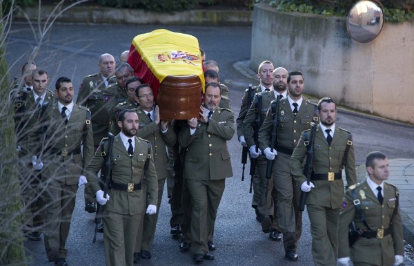 El féretro del sargento David Fernández Ureña es portado por un grupo de militares desde el tanatorio hasta la capilla del cementerio de San José en Granada.