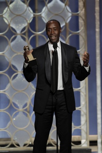 Imagen distribuida por NBC Universal que muestra al actor estadounidense Don Cheadle tras recibir un galardón como mejor actor de comedia por 