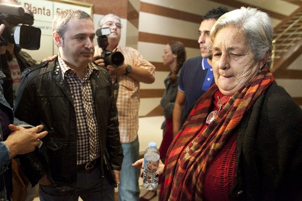 El concejal de Izquierda Unida en el Ayuntamiento de Santa Cruz de Tenerife, José Manuel Corrales (i), junto a Rosa Millán (d), una mujer afectada por la riada de hace casi tres años en Tabaiba.