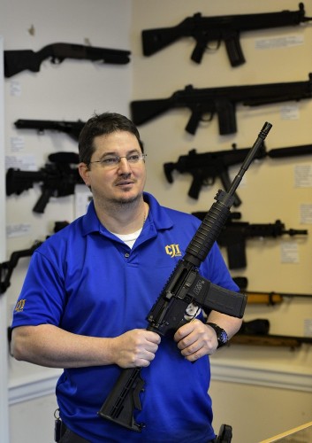 Un propietario de una armería sostiene un rifle semiautomático de asalto MP15 de la firma Smith & Wesson en su negocio en Tucker (Georgia, EE.UU.).