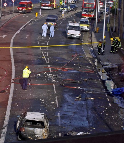Un coche quemado y restos del helicóptero que ha colisionado hoy con una grúa en el centro de Londres. 