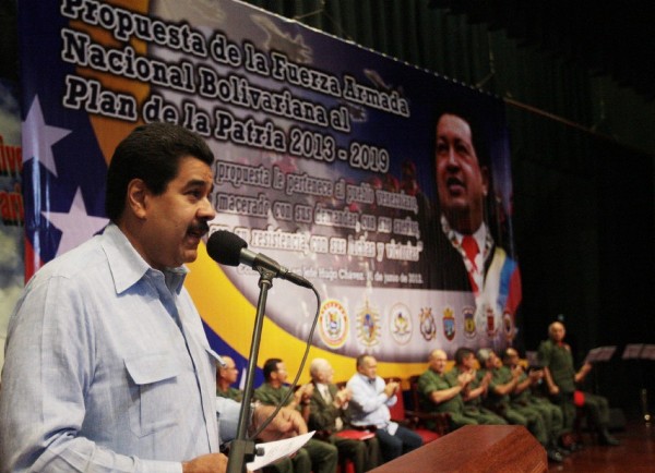 Fotografía cedida por el Palacio de Miraflores en la que se observa al vicepresidente venezolano Nicolás Maduro (i) pronunciando un discurso durante un acto con la Fuerza Armada Nacional Bolivariana (FANB) hoy, miércoles 16 de enero de 2013, en Caracas (Venezuela). 