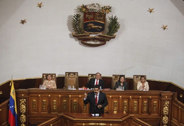 El vicepresidente de Venezuela, Nicolás Maduro (c-abajo), en la Asamblea Nacional.