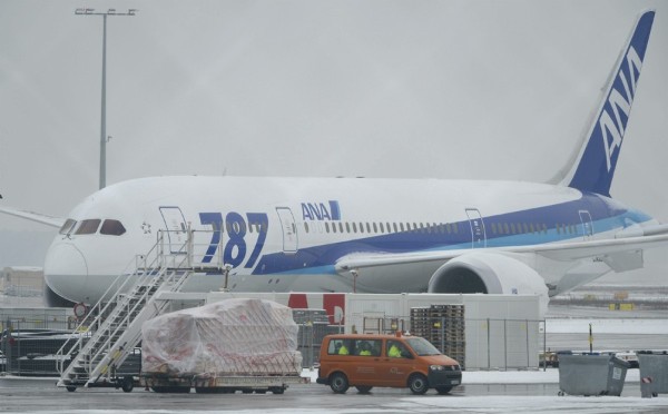 Vista de un avión Boeing 787 'Dreamliner' de la aerolínea japonesa All Nippon Airways (ANA) en el aeropuerto de Fráncfort (Alemania) hoy, jueves 17 de enero de 2013.