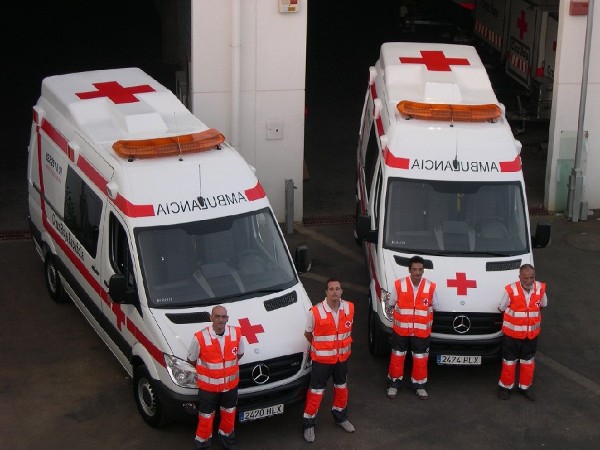 Vehículos y personal de Cruz Roja. 