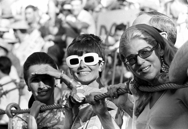 1967) de la actriz Audrey Hepburn (c), junto a Aline Griffith, condesa de Quintanilla (i) y la baronesa Marie Helene de Rothschild (d), en la barrera de la plaza de toros, durante una corrida de la Feria de Málaga.