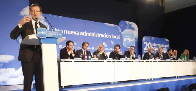 El presidente del Gobierno, Mariano Rajoy, durante su intervención hoy en la clausura de la reunión intermunicipal del PP, en Almería.