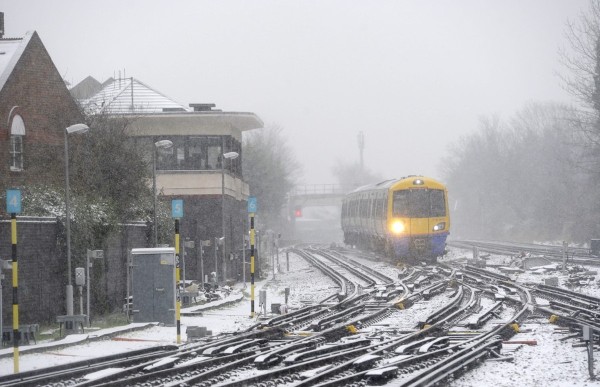 Un tren se aproxima a la estación de Richmond el pasado viernes. El temporal de intenso frío y nieve ha afectado al Reino Unido todo el fin de semana y continúa durante el día de hoy. 