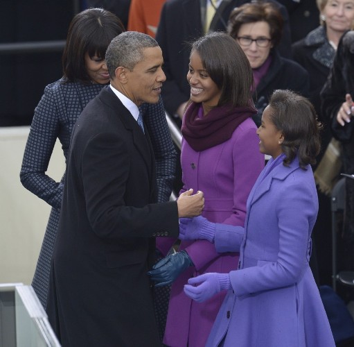 El presidente estadounidense Barack Obama (2i) junto a sus hijas Malia (2d) y Sasha (d), y su mujer, Michelle (i), tras jurar su cargo durante la ceremonia de investidura celebrada en el Capitolio, Washington, Estados Unidos, hoy lunes 21 de enero de 2013.