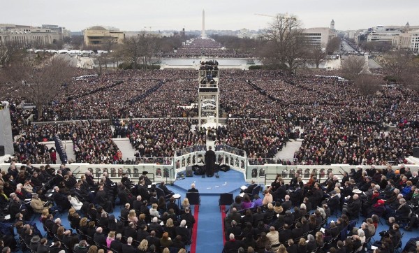 El presidente estadounidense, Barack Obama, pronuncia su discurso inaugural tras jurar su cargo para un segundo mandato que concluirá en enero de 2017, en una ceremonia pública frente al Capitolio en Washington, Estados Unidos, hoy lunes 21 de enero de 2013.