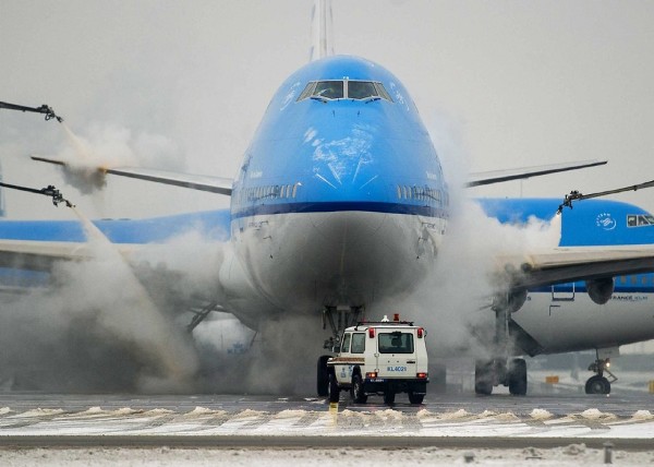 Trabajadores deshielan un avión de la aerolínea KLM en el aeropuerto de Schiphol (Ámsterdam) hoy, lunes 21 de enero de 2013. 