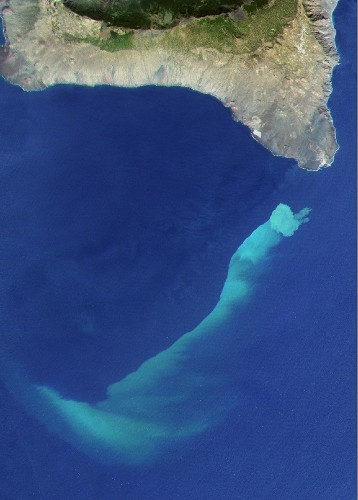Fotografía de satélite facilitada por RapidEye AG que muestra la mancha producida por la erupción volcánica en el mar, frente a las costas de la localidad La Restinga en la isla canaria de El Hierro.