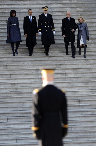 El presidente estadounidense, Barack Obama (2i), su esposa, Michelle (i), el vicepresidente, Joe Biden (2d), y su esposa, Jill Biden (d), y el mayor general del ejército, J. Linnington (c), asisten hoy, lunes 21 de enero de 2013, al desfile de investidura del gobernante, en Washington (EEUU). Este es el segundo período de Obama en la Casa Blanca, que concluirá en enero de 2017.