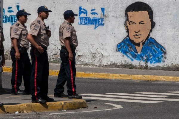 2013 - Un grupo de policías custodia los alrededores del Tribunal Supremo de Justicia el lunes 21 de enero de 2013, en el marco del inicio del año judicial 2013, en Caracas (Venezuela). 